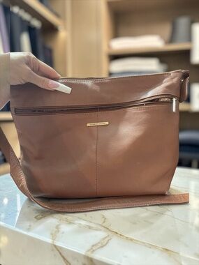 Stone Mountain Chestnuts Brown leather Crossbody Bag with Metallic Hardware​​​